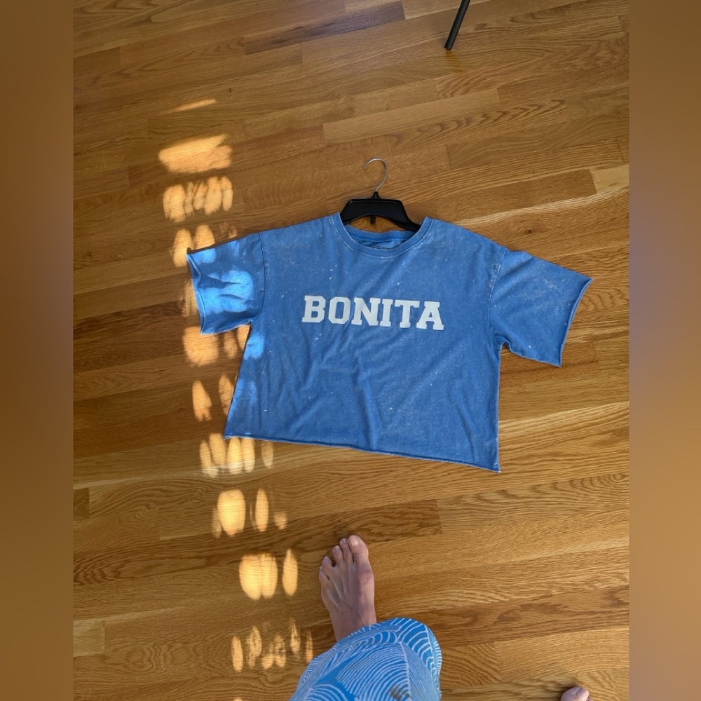 Blue cropped tee. - Picture 3 of 4